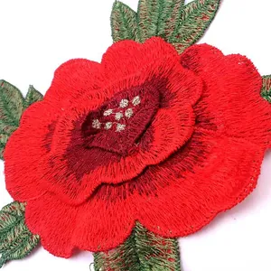Vue macro détaillée du patch rose rouge brodé en 3D avec des textures de fils fines