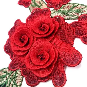Macro-detailweergave van rode 3D-roos borduurpleister met fijne gelaagde bloementextuur.
