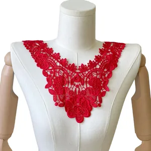 Detaillierte rote wasserlösliche Spitzen-Halsband-Applikation auf einem weißen Mannequin