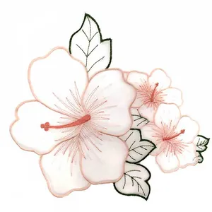 Dettaglio macro della toppa ricamata in organza con ibisco rosa per decorazioni fai-da-te