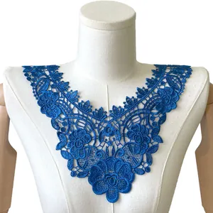 Detailansicht der royalblauen wasserlöslichen Spitzen-Blumenkragen-Stickerei auf Schneiderpuppe