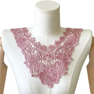 Nahaufnahme eines eleganten rosa wasserlöslichen 3D-Spitzenkragens auf einer Schneiderpuppe