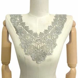 Aufwendige silberne Blumen-Spitzenkragen-Applikation mit hohler 3D-Stickerei am Mannequin