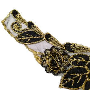 Dettaglio dell'applique in pizzo ricamato floreale 3D nero e oro per decorazione abbigliamento