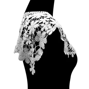 Primo piano di elegante finto colletto in pizzo bianco su manichino