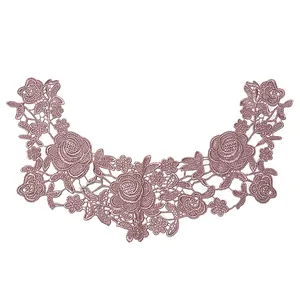 Detailansicht der rosafarbenen wasserlöslichen bestickten Spitzenblumen-Halsband-Applikation