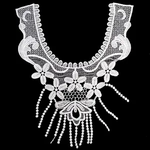Cuello de encaje bordado en seda de leche blanca con elegantes motivos florales y borlas