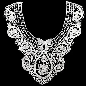 Dettaglio ravvicinato che mostra i motivi intricati del colletto ricamato in pizzo bianco