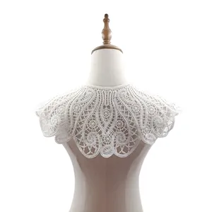 Primer plano de cuello falso de encaje bordado soluble en agua blanco en maniquí