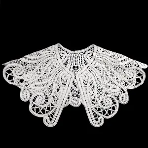 Vista detallada de cuello Hanfu bordado en encaje blanco con elegantes calados florales