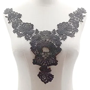 Detailansicht eines eleganten schwarzen falschen Kragens aus Milchseide-Spitze auf Mannequin