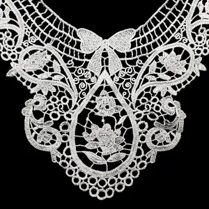 Dettaglio ravvicinato che mostra intricati motivi floreali sul colletto in pizzo bianco