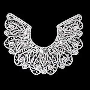 Elegante cuello postizo de encaje blanco bordado con intrincados motivos florales calados
