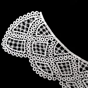 Primer plano del intrincado diseño del cuello falso de encaje blanco hidrosoluble