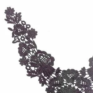 Detailansicht des schwarzen Milchseiden-Spitzenkragens mit floralem Stickmuster