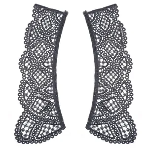 Vista detallada del elegante cuello desmontable de encaje bordado soluble en agua negra