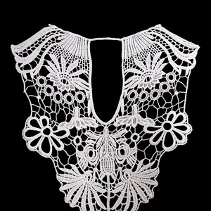 Gros plan détaillé d'une applique de broderie en dentelle blanche soluble dans l'eau DIY