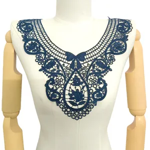 Primo piano di applique colletto in pizzo blu navy ricamato idrosolubile per DIY