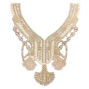 Vue détaillée de l'encolure en dentelle brodée d'or avec un design ajouré élégant