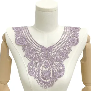 Vista dettagliata del finto colletto in pizzo lavanda con ricamo floreale accessorio fai-da-te
