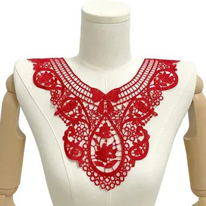 Dettaglio dell'intricato colletto in pizzo ricamato traforato rosso per cucito fai-da-te.