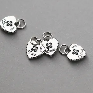 Close-up van retro 925 sterling zilveren hartbedels met Love-gravering