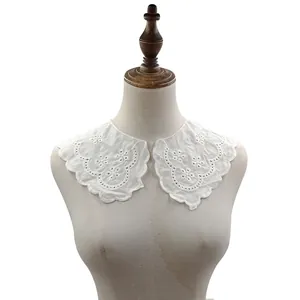 Detalle de cuello desmontable de algodón blanco con bordados y encaje de ojales fino