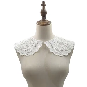 Primer plano detallado del intrincado encaje floral blanco en un cuello falso desmontable