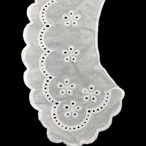 Imagen detallada de un cuello falso de algodón blanco con hermosos bordados de flores