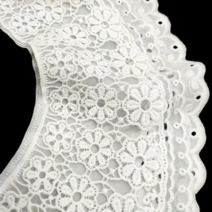 Detalle macro de un cuello falso de encaje floral bordado blanco de tres capas DIY