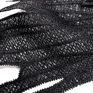 Detailansicht der Textur der schwarzen wasserlöslichen Stickerei mit Engelsflügeln