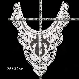 Vue détaillée d'une applique en dentelle brodée blanche avec mesure de taille 25x32 cm