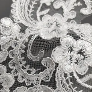 Aufwendige weiße florale Stickspitze am Halsausschnitt für Hochzeitskleider-Details