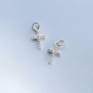 Nahaufnahme von 925er Sterlingsilber Kreuzanhängern mit Zirkonia-Einlage