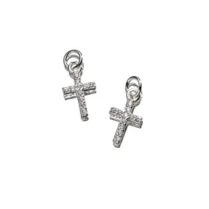 Detailansicht von zwei Kreuzanhängern aus 925er Sterlingsilber mit Zirkonia-Steinen