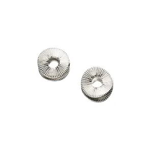 Makro-Detailansicht von 8mm gewellten runden Abstandsperlen aus 925er Sterlingsilber.