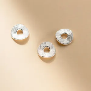 Nahaufnahme von drei 8mm gewellten Abstandsperlen aus Sterlingsilber für DIY-Schmuck