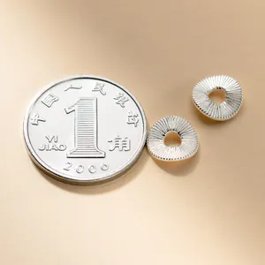 Nahaufnahme von gewellten 925er Sterlingsilber-Zwischenperlen für DIY-Schmuckdesign