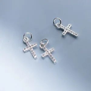 Detailansicht von drei Kreuzanhängern aus 925er Sterlingsilber mit Zirkoniasteinen.