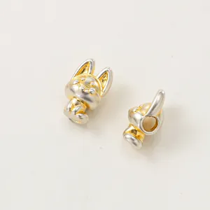 Detailansicht der 3D vergoldeten Silberfuchsperlen für die DIY-Schmuckherstellung.