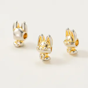Detaillierte Ansicht von drei 3D-Fuchs-Anhängern aus Silber und Gold für DIY-Schmuck