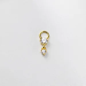 Primo piano dettagliato di ciondolo in argento sterling 925 placcato oro con zirconi