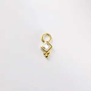 Primo piano di ciondolo con zircone quadrato placcato oro 18k per gioielli DIY