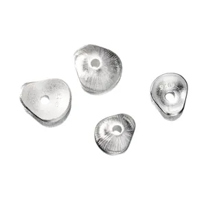 Makrodetail der gebürsteten 925 Sterling Silber Dreieck-Zwischenperlen für DIY Schmuck