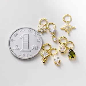 Primo piano di mini ciondoli fai da te in argento sterling placcato oro 18K