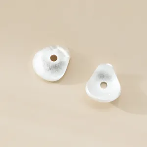 Nahaufnahme von 925 Sterling Silber gebürsteten geometrischen Dreieck-Zwischenperlen
