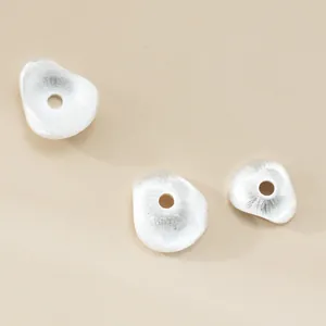 Makroansicht von drei gebürsteten 925er Sterling Silber Abstandsperlen für DIY-Schmuck