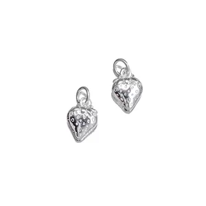 Detailansicht eines S925 Sterling Silber Erdbeer-Anhängers für DIY-Schmuckherstellung