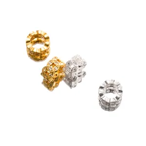 Makroansicht von 8mm Sterling Silber Münzperlen in edler Gold- und Silberoptik.