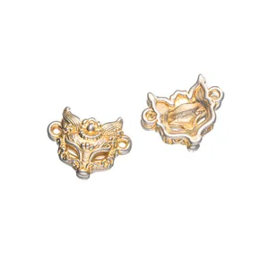 Detalle de pieza para joyería con diseño de máscara de zorro en plata 999 y oro